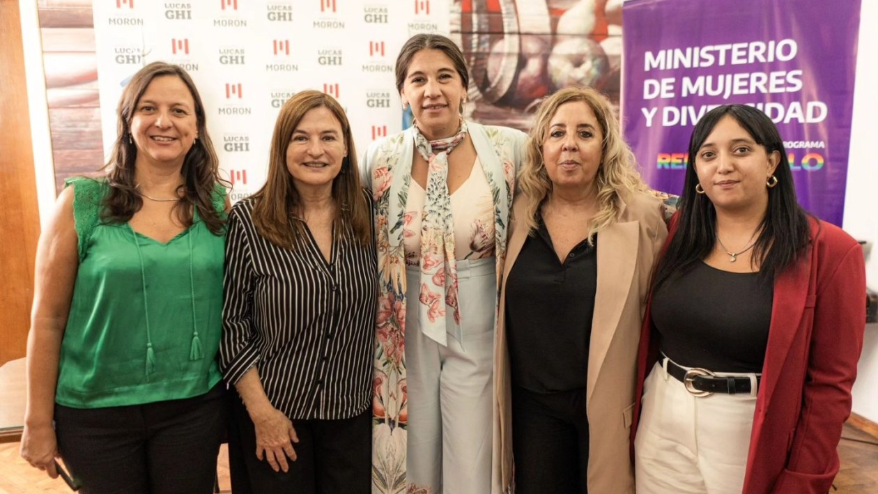 Otros tiempos: Luna Ortigoza junto a la Secretaria de Géneros de Morón, Laura De Peri, la jefa de gabinete, Estefanía Franco, la Ministra de Mujeres, Políticas de Género y Diversidad Sexual de Provincia de Buenos Aires, Estela Díaz, y la Secretaria de Desarrollo Local de la comuna, Eugenia Navarro.