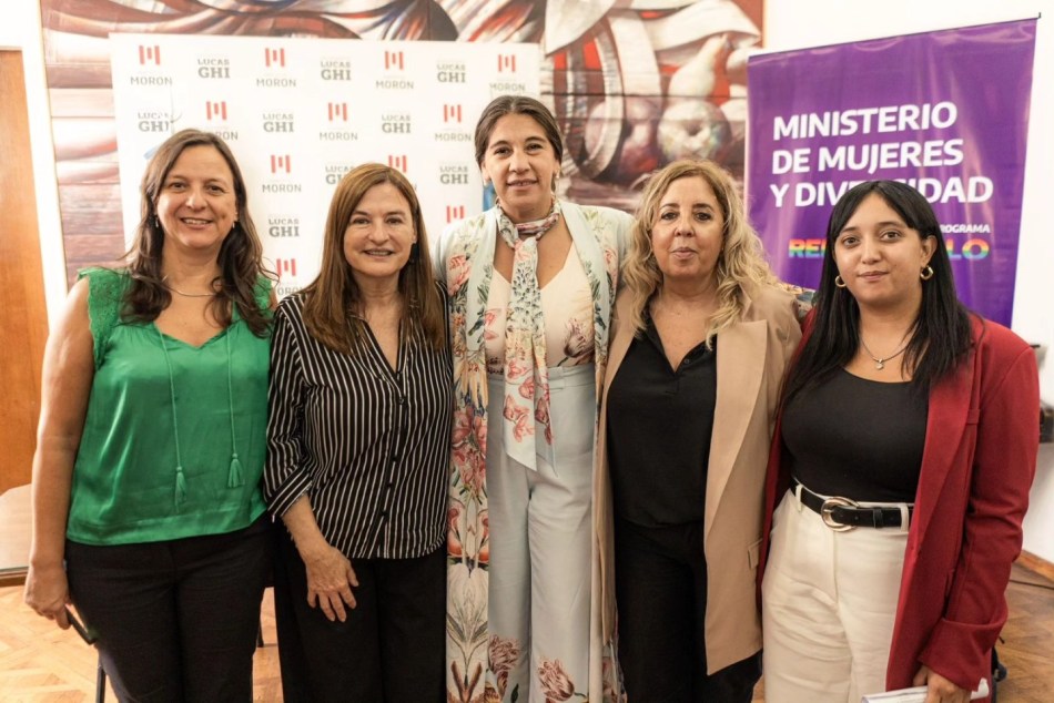 Otros tiempos: Luna Ortigoza junto a la Secretaria de Géneros de Morón, Laura De Peri, la jefa de gabinete, Estefanía Franco, la Ministra de Mujeres, Políticas de Género y Diversidad Sexual de Provincia de Buenos Aires, Estela Díaz, y la Secretaria de Desarrollo Local de la comuna, Eugenia Navarro.