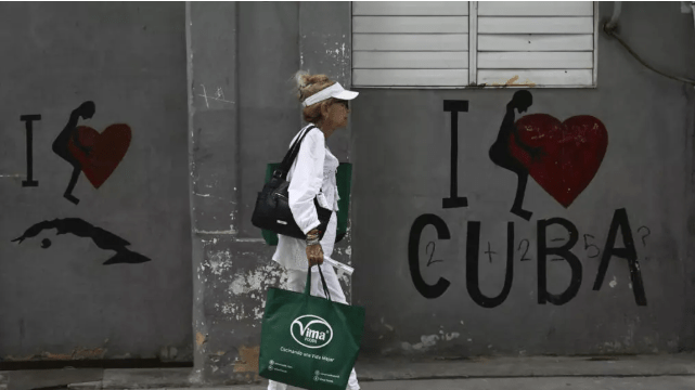 Una mujer camina por una calle en La Habana el 18 de junio de 2026. El primer ministro cubano, Manuel Marrero, presentó ese mismo día un amplio paquete de casi 200 reformas de libre mercado destinadas a rescatar al país de una grave crisis vinculada a un bloqueo petrolero estadounidense. © YAMIL LAGE / AFP